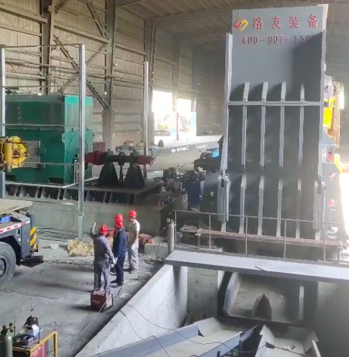 張家港傳來(lái)喜報(bào)，6000馬力破碎機(jī)安裝完畢。這個(gè)大家伙可不能小看它，每小時(shí)出料可高達(dá)150噸。
