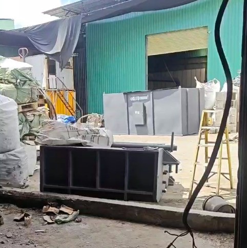 安裝師傅與設(shè)備到達(dá)香港，已卸車等待安裝