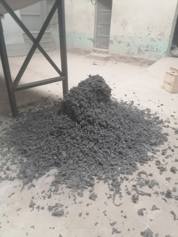 淄博地區(qū)破碎機(jī)試機(jī)調(diào)試，物料屬于夾雜重度灰塵的金屬組成件