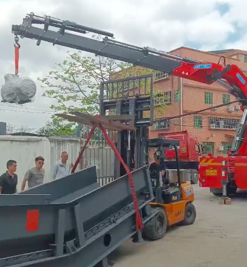 物流抵達(dá)客戶場地，卸貨啦～