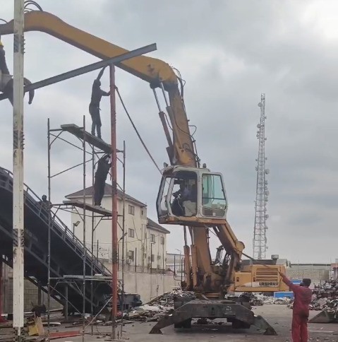 壯觀！破碎機(jī)的搭建像是一場驚心動(dòng)魄的雜技表演。