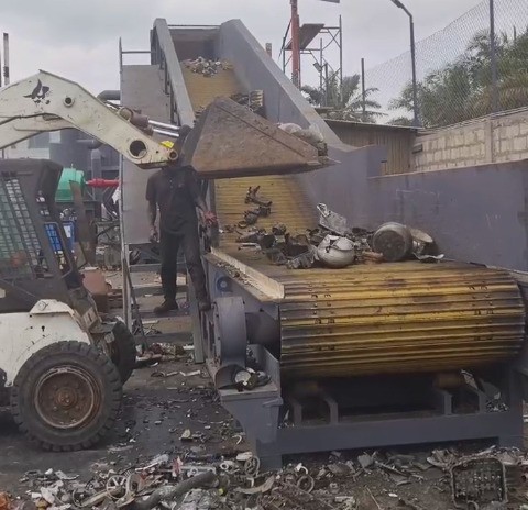 非洲地區(qū)路友450型破碎機(jī)啟動(dòng)生產(chǎn)按鍵。