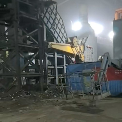 路友標(biāo)準(zhǔn)單班年產(chǎn)量超51萬噸的6000馬力廢鋼破碎機客戶現(xiàn)場深夜仍在繼續(xù)工作