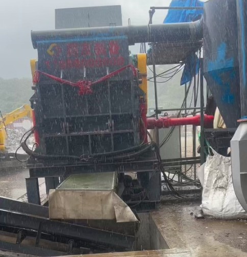 日本地區(qū)正處于陰雨狀態(tài)，即使這樣的天氣也沒能阻擋住破碎機營業(yè)