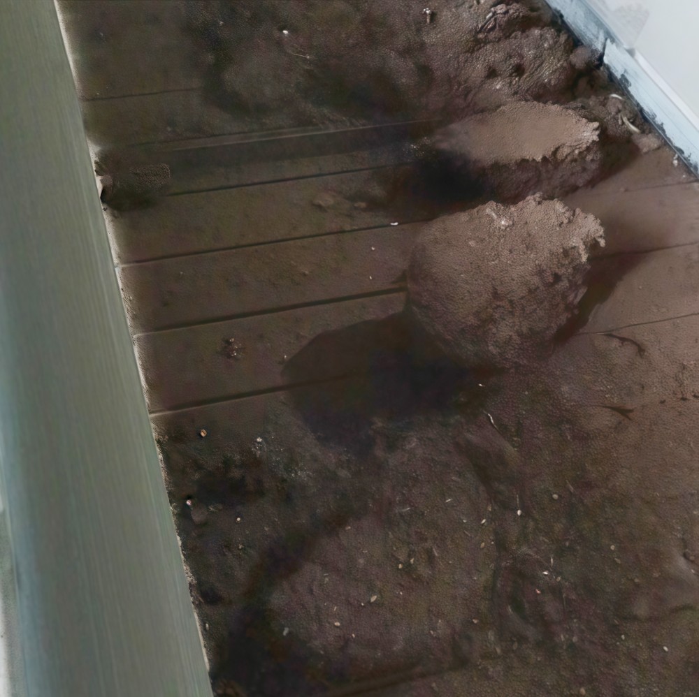 滿是鐵銹的廢鋼渣送入破碎機(jī)，瞬間褪去舊貌，煥顏一新。