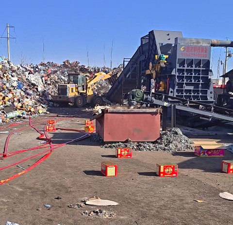 破碎機經(jīng)過場地規(guī)劃后確定安裝位置，基礎(chǔ)建設(shè)完成中～