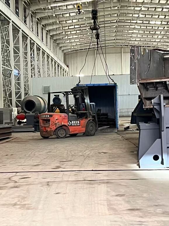 裝柜看似簡單 ，實(shí)則很考驗(yàn)技術(shù) ，不僅是叉車技術(shù)，空間擺放也很重要。