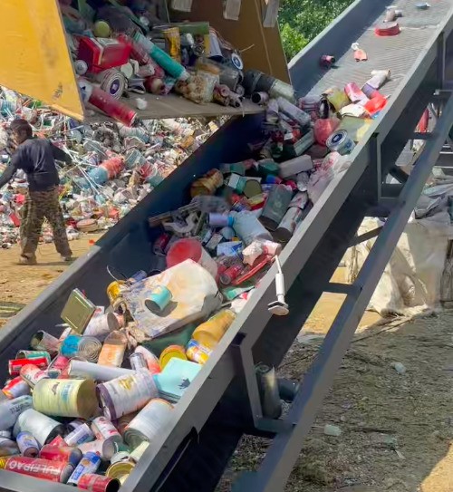 路友110 型破碎機安裝現(xiàn)場，針對花盒子物料開展破碎試機作業(yè)。